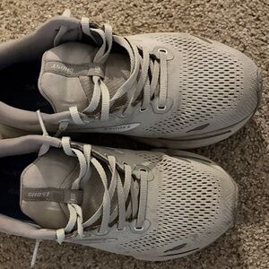 Brooks Ghost 15 Athletic Running Shoes in Light Gray